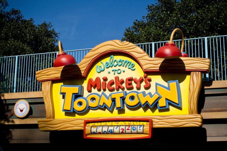 Mickeys_Toontown_entrance_sign-2048x1365