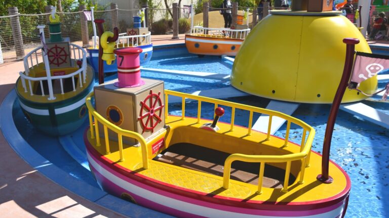 Peppa-Pig-Theme-Park-Rides-Grandad-Dogs-Pirate-Boat